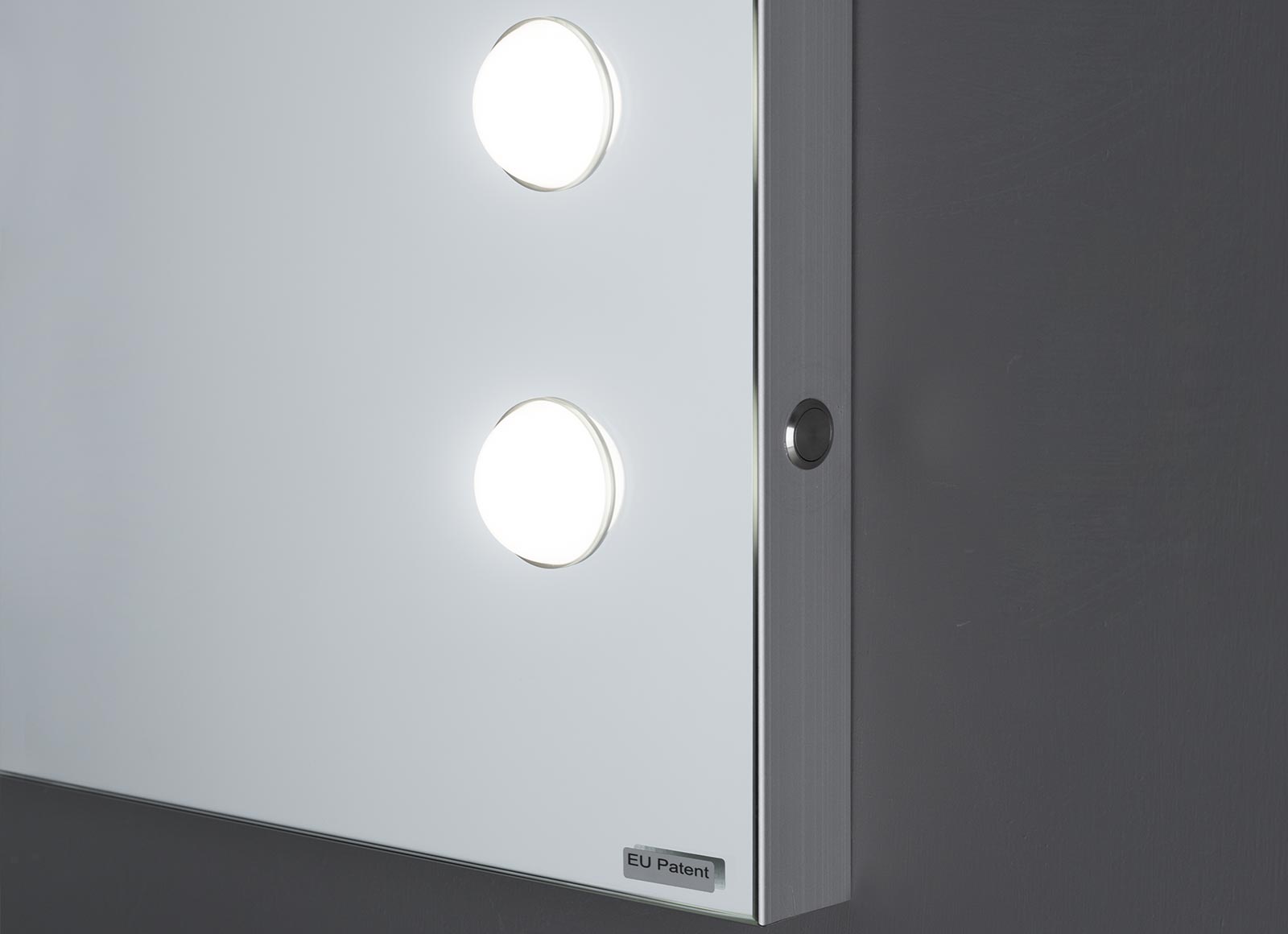 Dettaglio specchio led acceso, dimmer laterale