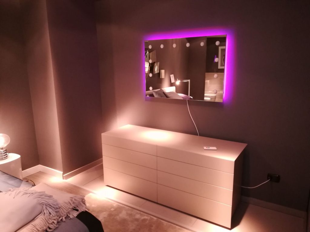 Specchio illuminato per camera da letto