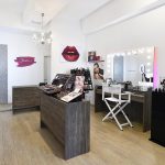 Postazione beauty con specchio illuminato, sedia professionale a Rimini