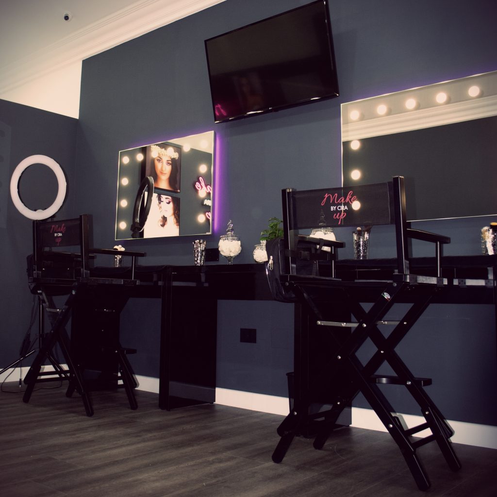 Beauty salon furniture & equipment: Beauty salon “MAKE UP” by Cira