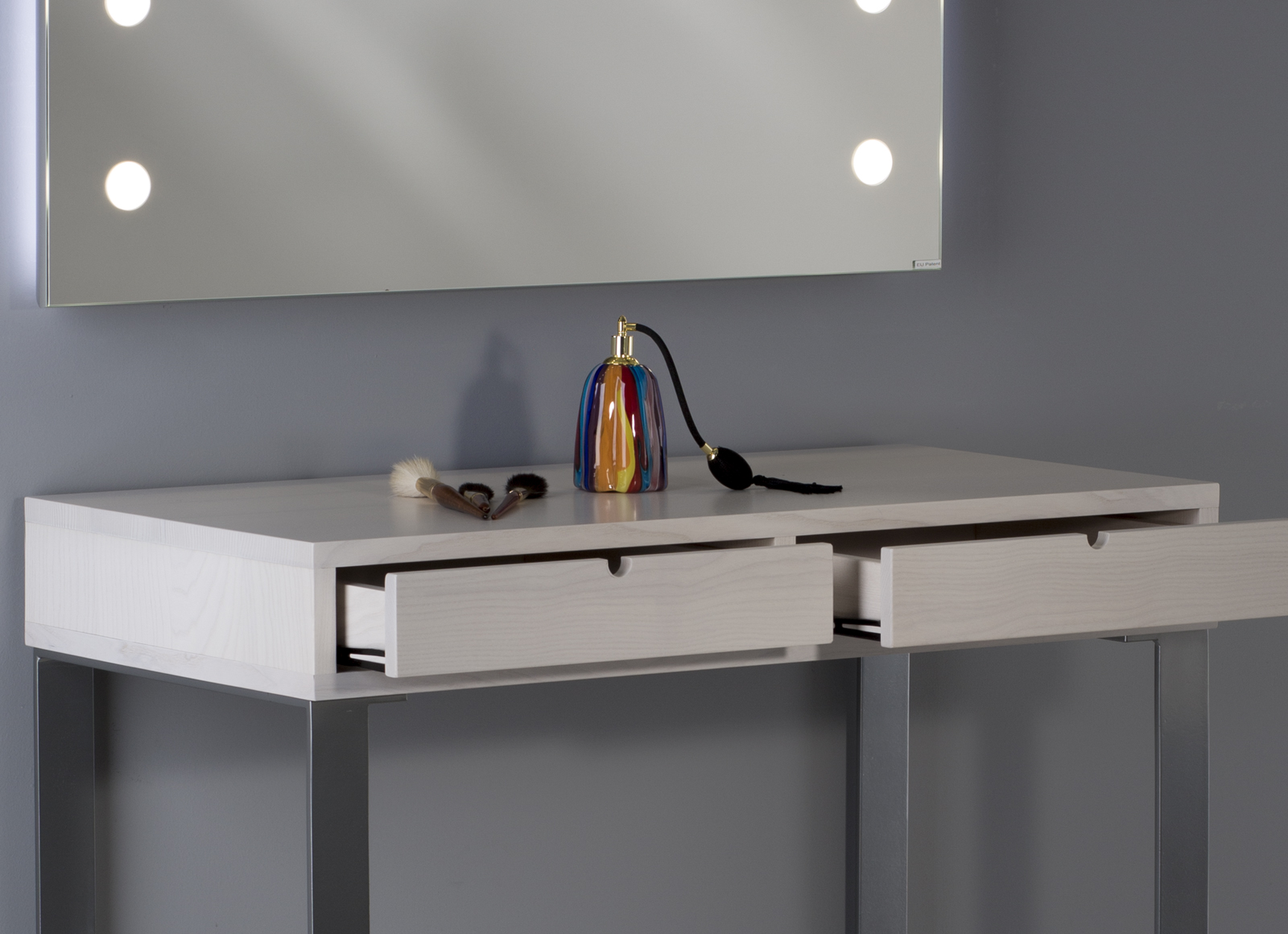 La toeletta trucco con specchi personalizzabili: design e luce I-light