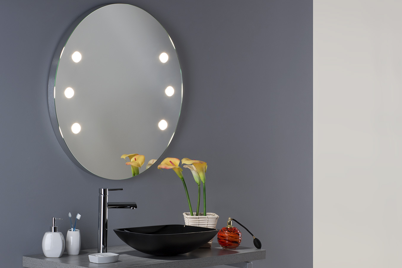 Round bathroom mirror