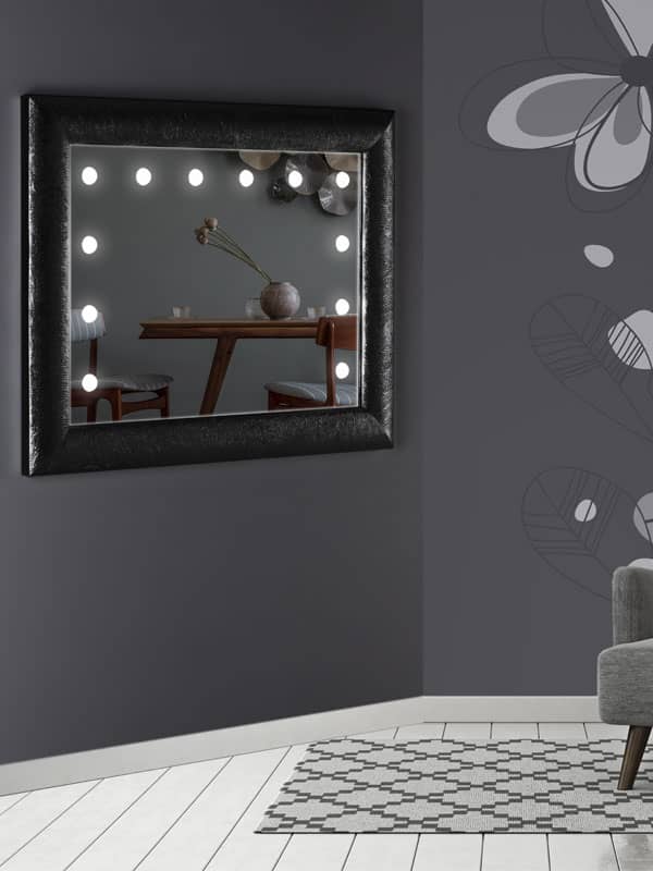 specchio con cornice nera in legno