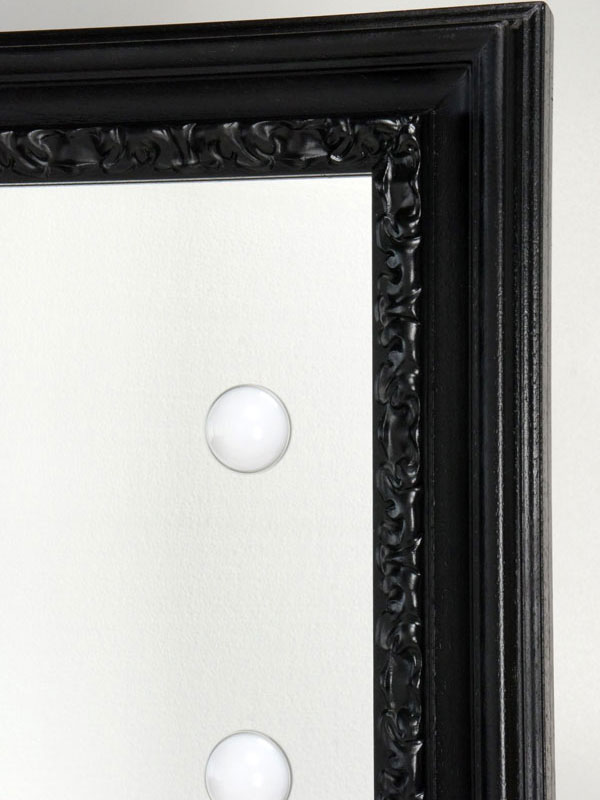 dettaglio specchio MF con cornice nera in legno
