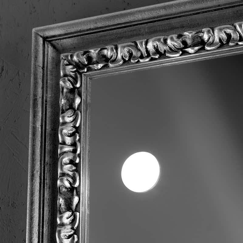 specchio con luci e cornice in legno