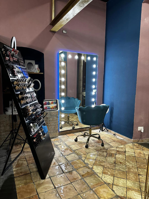 postazione trucco con specchio retroilluminato blu