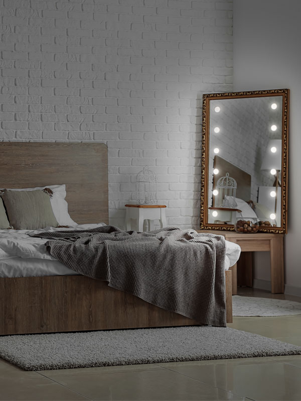 specchio legno vintage in camera da letto moderna
