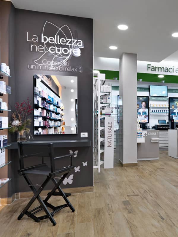 Specchio e sedia trucco per corner farmacia