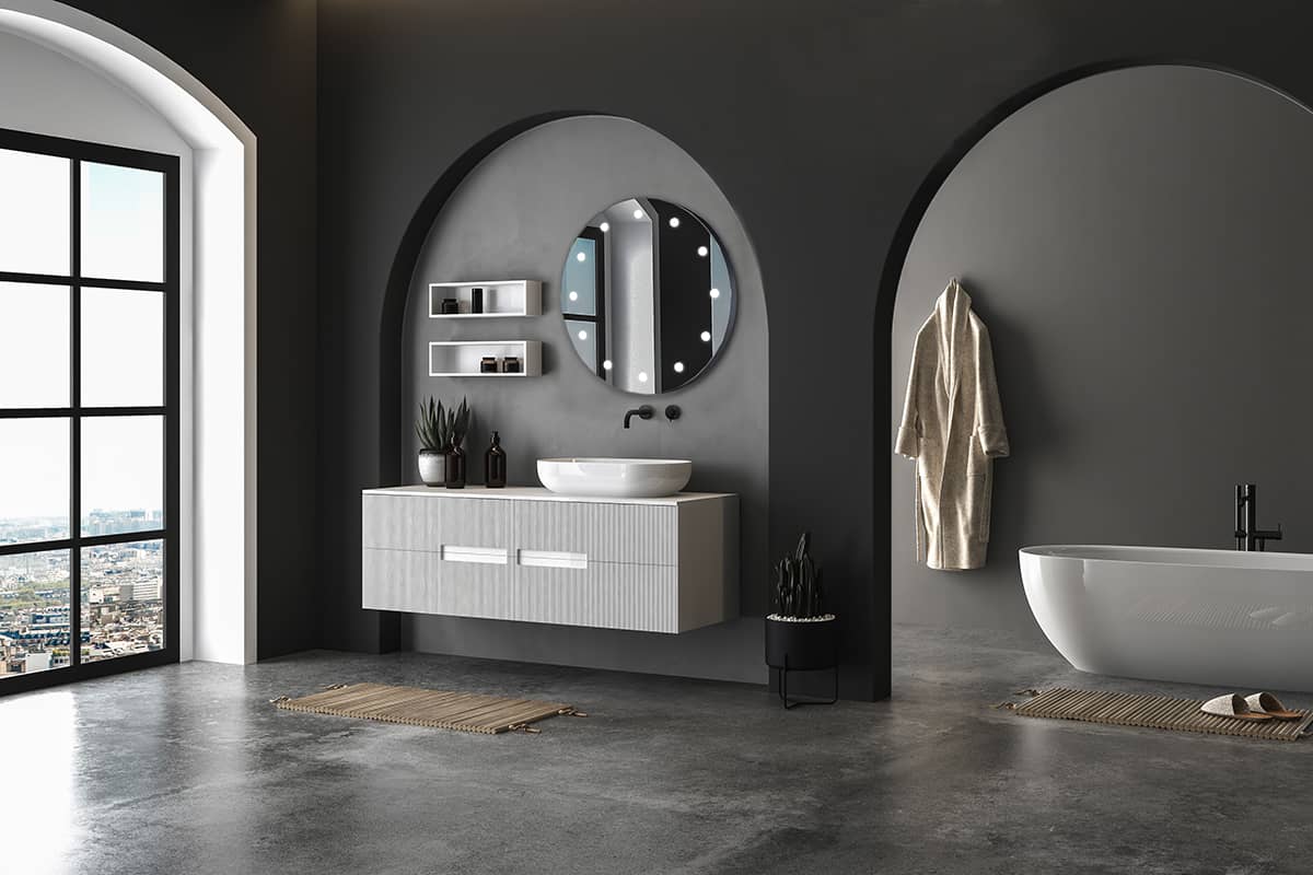 Bagno stile industriale con specchio rotondo illuminato