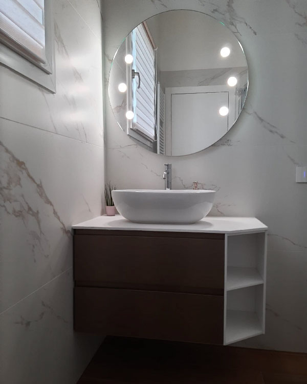Specchio rotondo con luce in bagno bianco